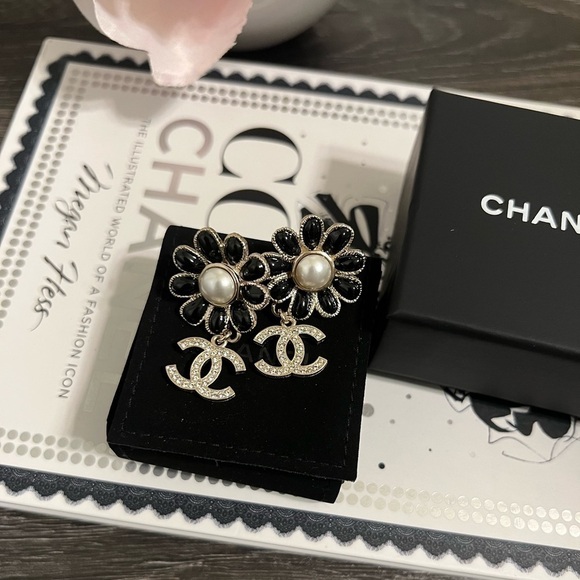 CHANEL 22K Flower CC Crystal Drop Earrings - AUTH - Picture 3 of 10